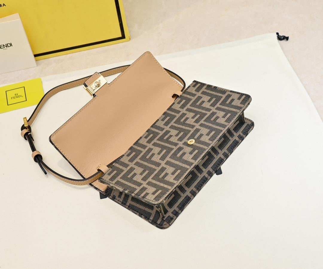 Pochette Fendi - Baguette / New