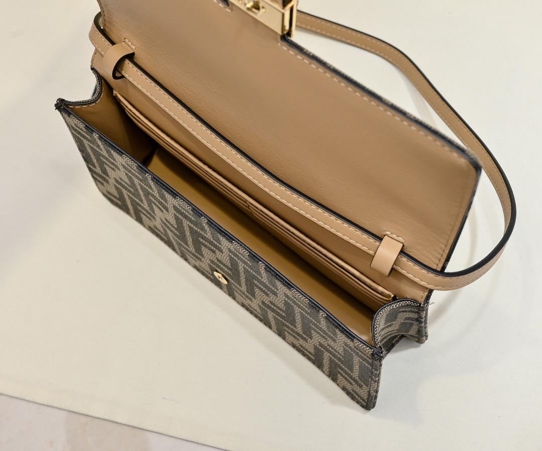 Pochette Fendi - Baguette / New