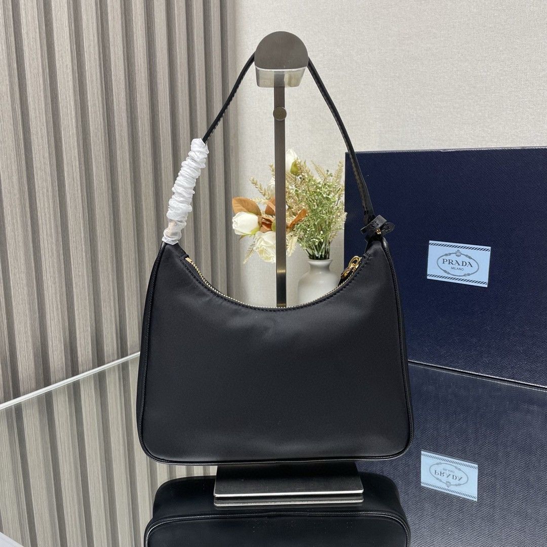 Prada Re-Edition 2005 / pre owned