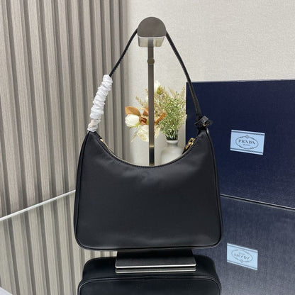 Prada Re-Edition 2005 / pre owned