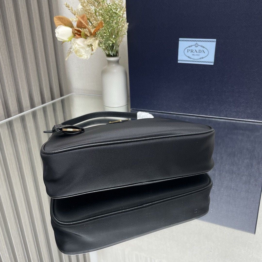 Prada Re-Edition 2005 / pre owned