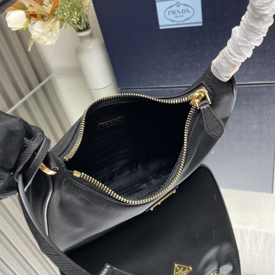 Prada Re-Edition 2005 / pre owned