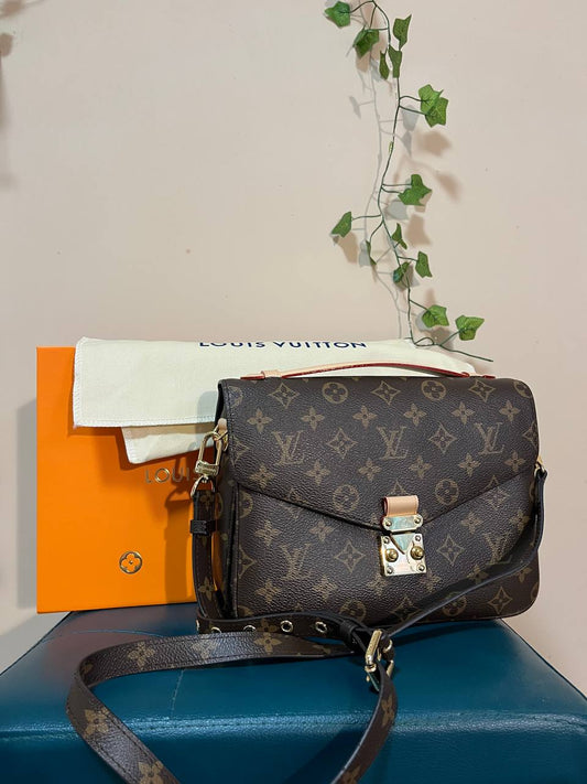 Louis Vuitton Pochette Métis / pre owned